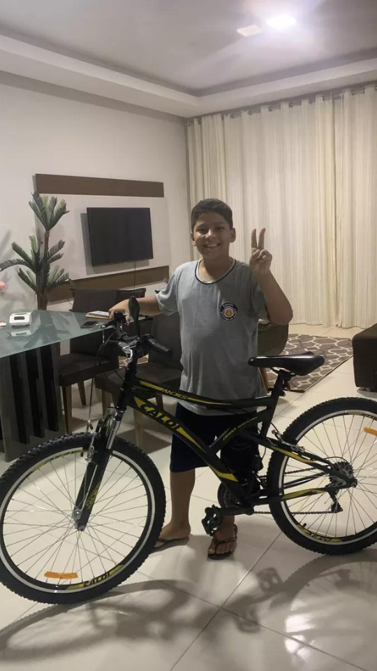 Homem vestindo botina, vista frontal