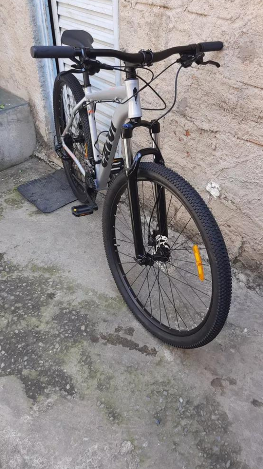 Homem vestindo bota, vista frontal