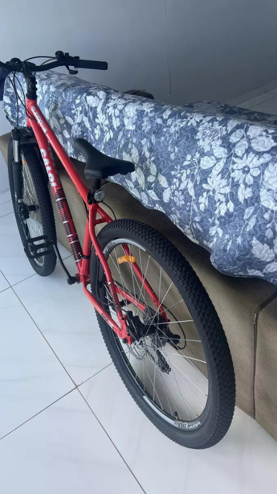 Homem vestindo botina, vista frontal